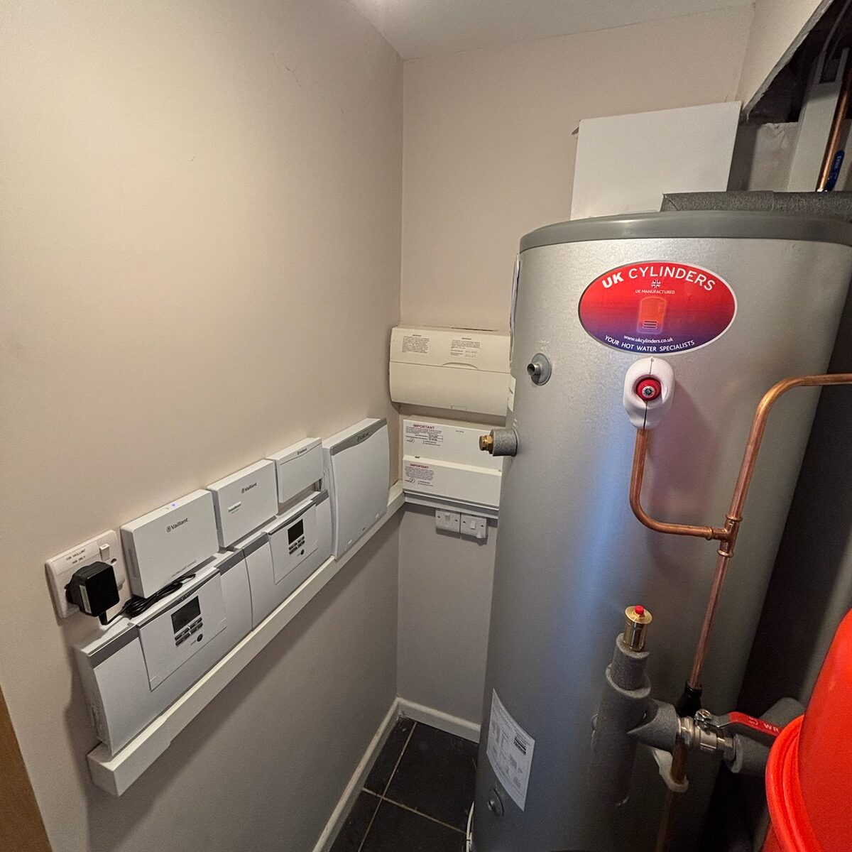 Unvented cylinder with new controls